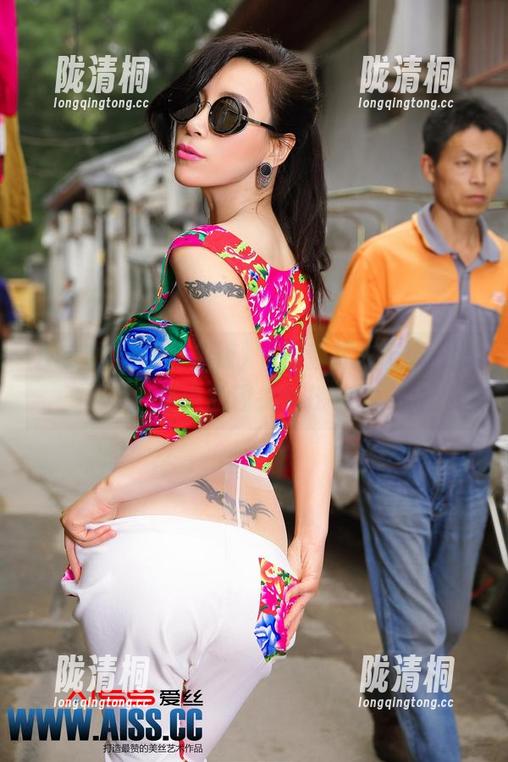 AISS爱丝(黄金版) - 当萱萱去逛街，写真中的迷失与找寻