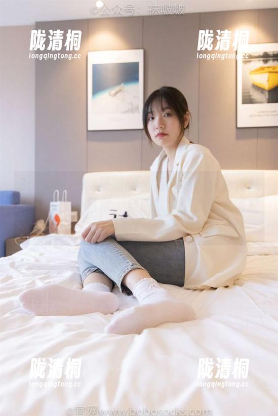 BoBoSocks袜啵啵-周周 BoBoSocks袜啵啵 - 周周私拍:白棉袜的“懒散”日常,穿脏就穿脏,别太讲究!