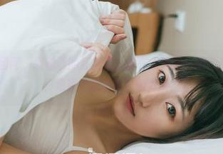 GIRLT果团网 – 裴希西的红裙照：她在大街上，黑白都变得黯淡，难道这就是图包的力量？