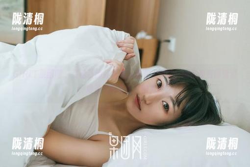 GIRLT果团网 - 裴希西的红裙照：她在大街上，黑白都变得黯淡，难道这就是图包的力量？