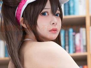 Hachi小芭的御姐全套写真，不由得让我思考人生的深刻问题……比如，真能这样穿出门吗？