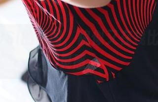 翻看ROSI的原图，貌似又在找比基尼新灵感。