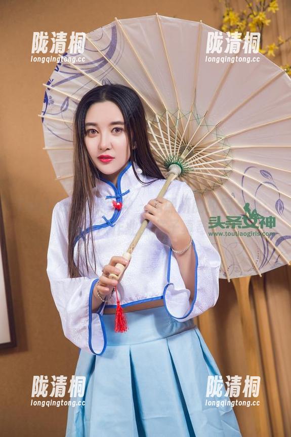TouTiao头条女神 - 周熙妍的校园合集：认真做作业的样子真奇怪