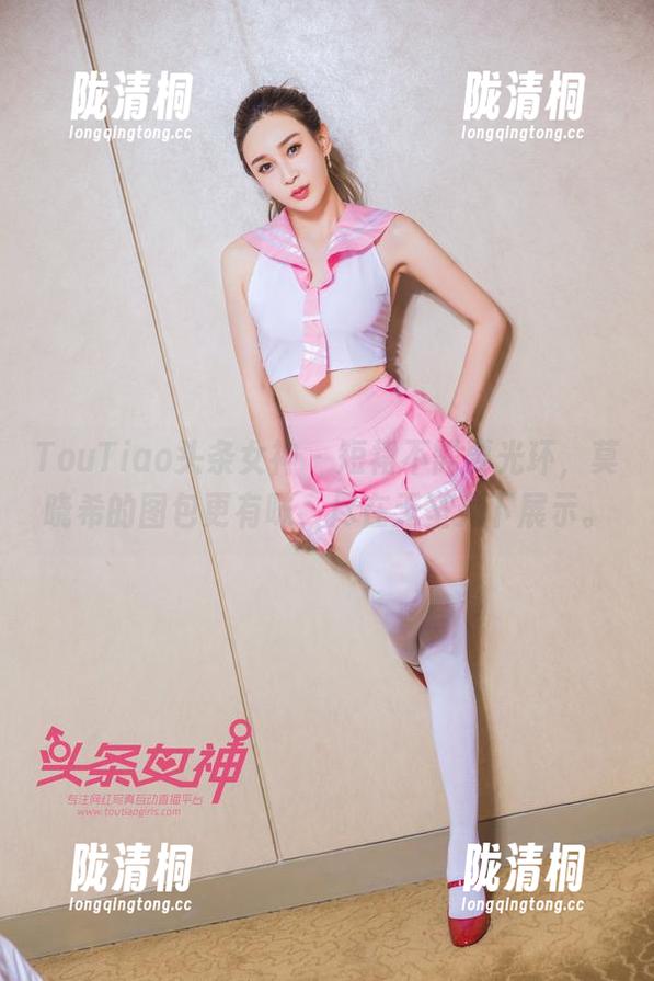 TouTiao头条女神-莫晓希 TouTiao头条女神 - 短裙不需要光环,莫晓希的图包更有味,尽在无圣光下展示。