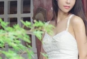 UGirls尤果网 – 谭晓彤裸足，感觉翻页都能自拍出有趣的免费照片，这是什么新技能？
