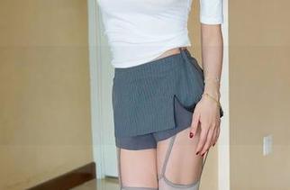 Xiuren秀人网 – 林文文的“学姐”写真：当她扔掉书本，开始和镜头恋爱！