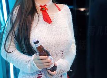 Xiuren秀人网 – 私拍较量：雨儿baby和她的裤里丝对话
