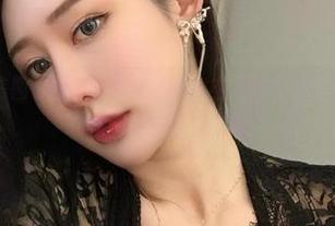 微密圈 – 美图时刻：不爱笑的赛琳在西服和渔网丝袜中，优雅与叛逆就像在跳舞！