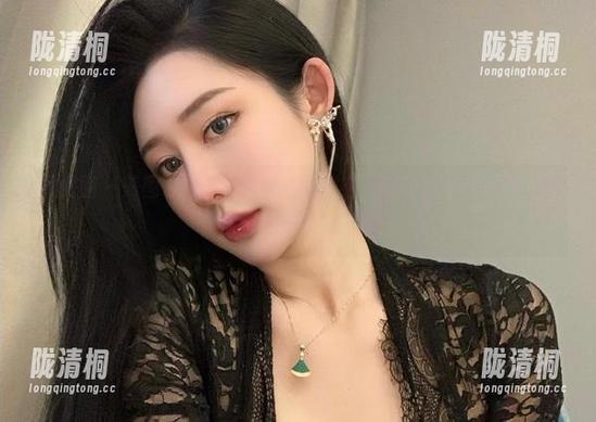 不爱笑的赛琳 微密圈 - 美图时刻:不爱笑的赛琳在西服和渔网丝袜中,优雅与叛逆就像在跳舞!