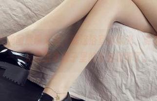 丽柜 – 怡萱的美图展现无遗，就这浴室的灯光、姿态，太会玩了——我光想象镜子里的反射就醉了。