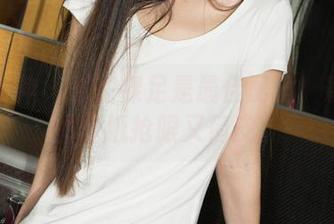 克拉女神 – 也许裸足是最佳配角！颖儿原图壁纸抢眼又俏皮。