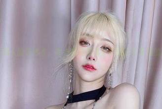 与其盯着别人的连体衣，啾小妍的写真分享总能打破我的想象力！