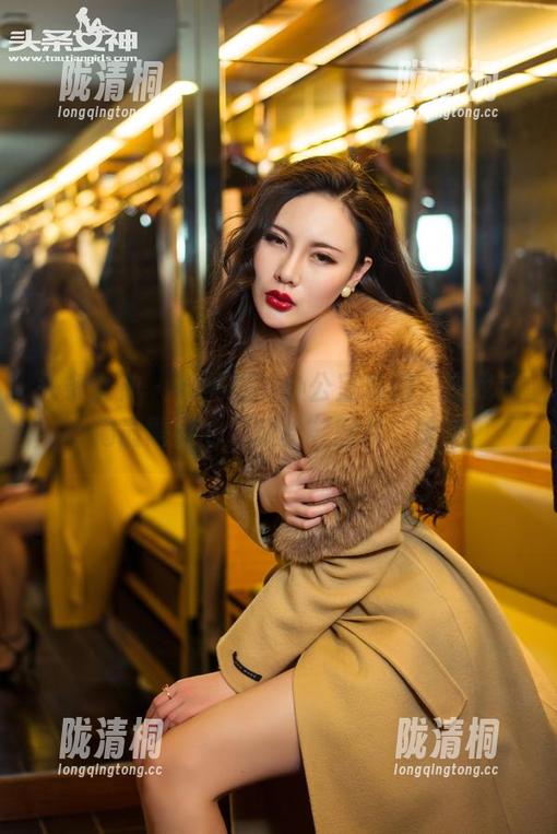 头条女神-申美嫣 头条女神 - 申美嫣的办公室私拍,是我这周最需要的“放松”图片,哈哈