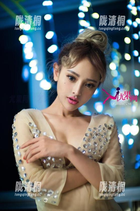 尤果网 - 若涵在线：当女王遇上“现实”的穿搭