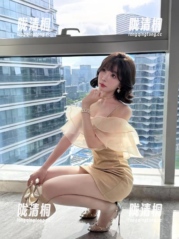微密圈 - 作品中徐莉芝Booty的黑丝与枣红裙，想问你们的眼睛没别的地方了？