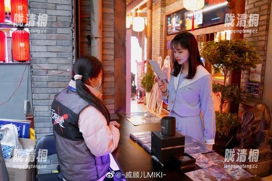 戚顾儿 旅拍里的戚顾儿:你好像看到她在街边的那一瞬,太美了!