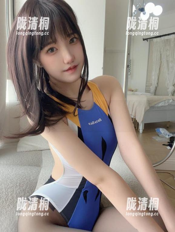 是你的阿薰呀 是你的阿薰呀的写真图册:《黑兽巫女》和一只懵懂小兽的日常
