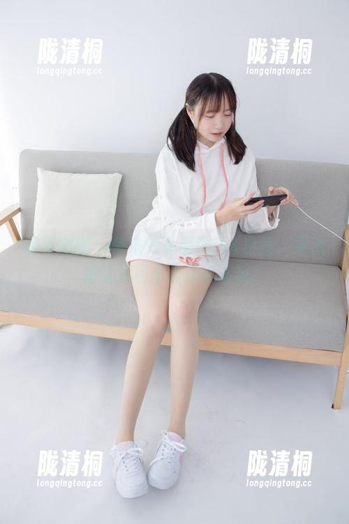 森萝财团-依依 森萝财团 - 依依的私房湖边K白丝,果然是让人目不暇接的画风!