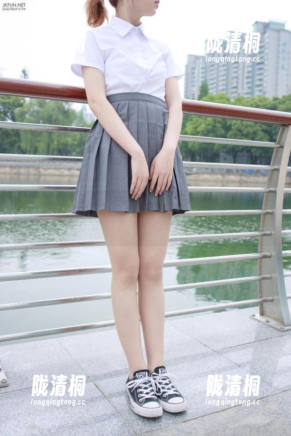 森萝财团：每次点开私拍美图，白丝美足总让我停不下来！