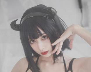 写真精选：清颜颜子穿婚纱，真是个调皮的小美人！