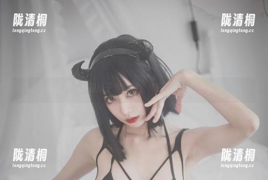 清颜颜子 写真精选:清颜颜子穿婚纱,真是个调皮的小美人!