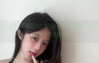 微密圈 – 火龙果羊慢慢爬进红色连体吊带，那私房图包阐释的居然是我的审美新境界？