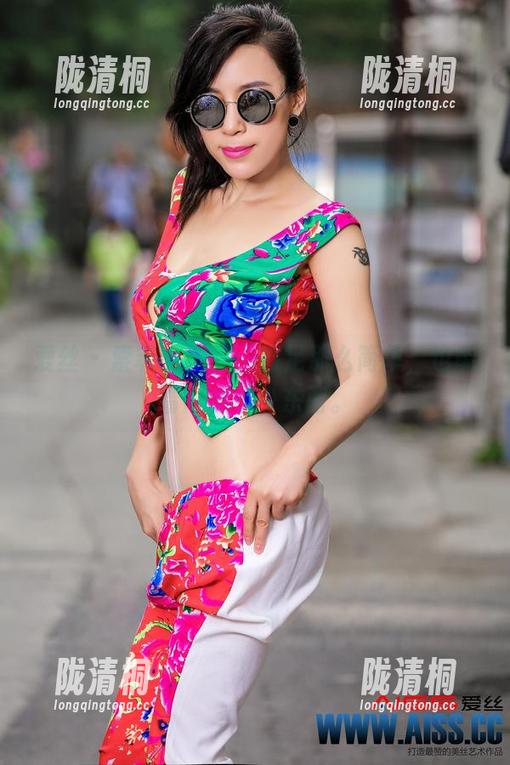 爱丝-索菲 爱丝 - 索菲的作品:裸足那么简单,也能看得出不少东西。