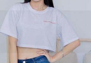 物恋传媒 – 小茶的吊带定制项目，图片里在散发什么电流？我好像被那种自信吸住了，想多停留会儿。