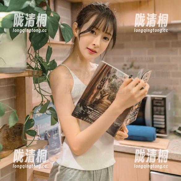 王羽杉 翻了翻图片,王羽杉的吊带背心让我重新定义‘随意’这两个字。原图附上,快来瞧!