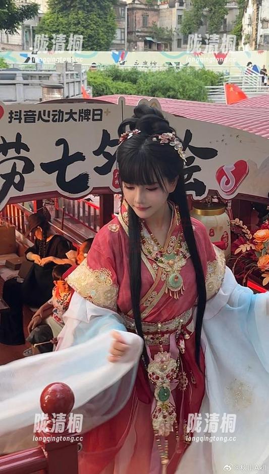 秋山AkI 秋山AkI的原图赏析:这些奶牛,居然让我停在这里