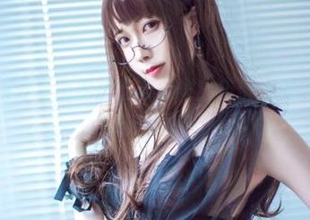 翎柒菜菜分享暗黑护士写真集，仿佛走进了一本不会翻的画册。
