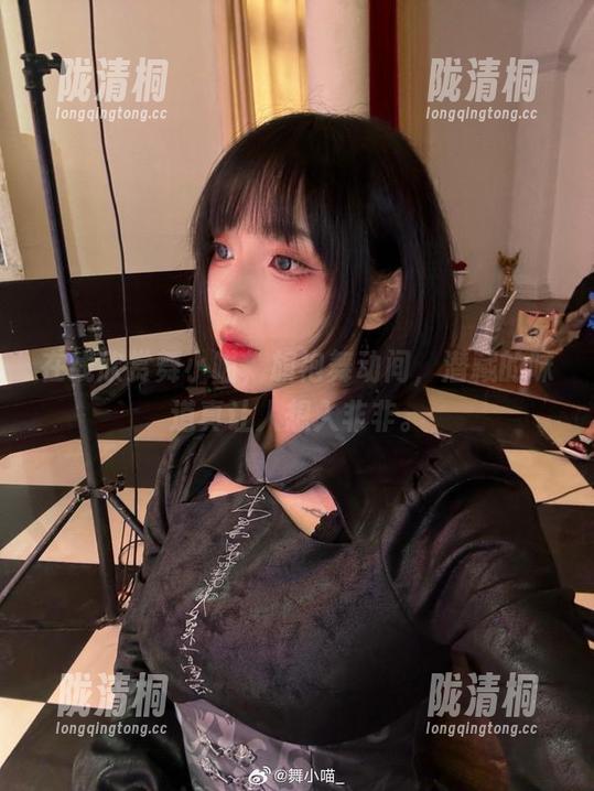 在线欣赏舞小喵，旗袍舞动间，潜藏的味道真让人想入非非。
