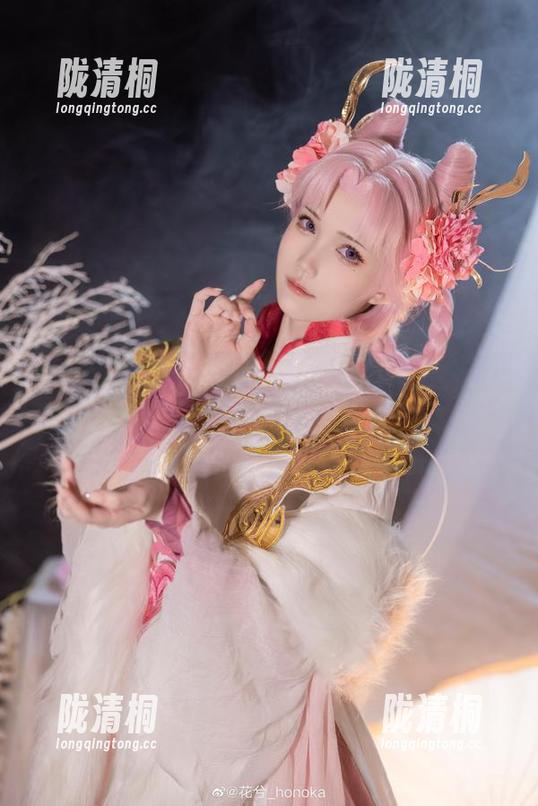 花兮_honoka 在高清画面中,花兮_honoka与冬雪的沁香交织