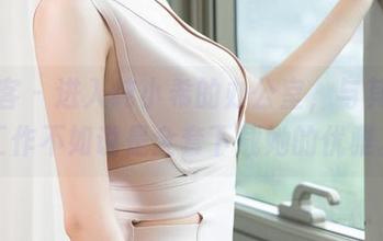 青豆客 – 进入纯小希的办公室，与其说是工作不如说是全套下载她的优雅。