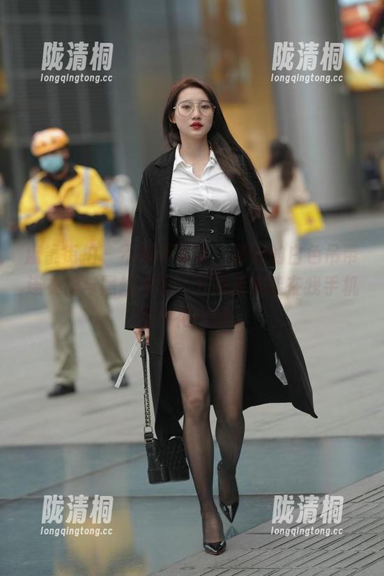 魔镜街拍 - 不得不承认，婷婷的白色吊带连衣裙与黑丝搭配，下载后定能在我手机里火花四溅。