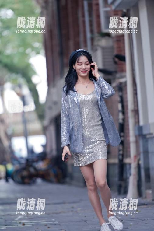 也许我就是那路过的旁观者，停住了脚步，被魔镜街拍的红裙小姐姐深深吸引。