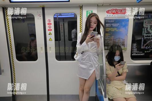 魔镜街拍 你会在魔镜街拍的图包里找到绝美的长腿小姐姐吗?
