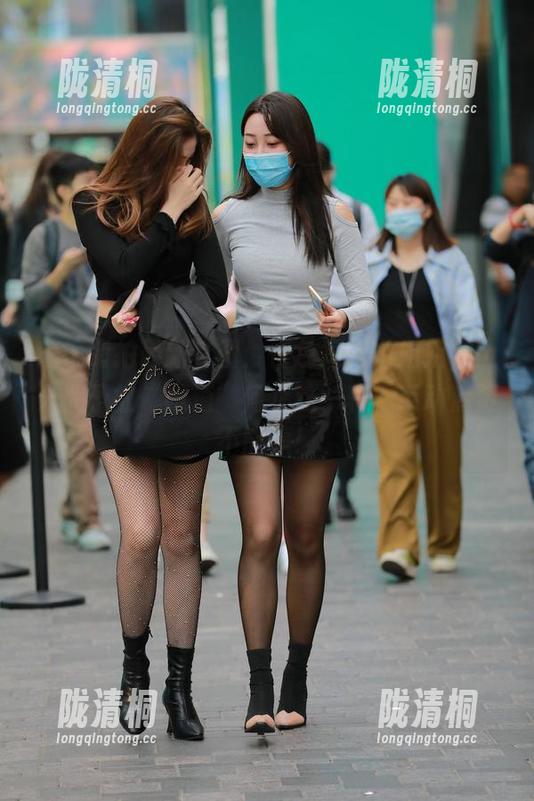 魔镜街拍 魔镜街拍最新套图:白色短裙小姐姐,上天赐予的“味道”何止这一种?手动点赞不能停!