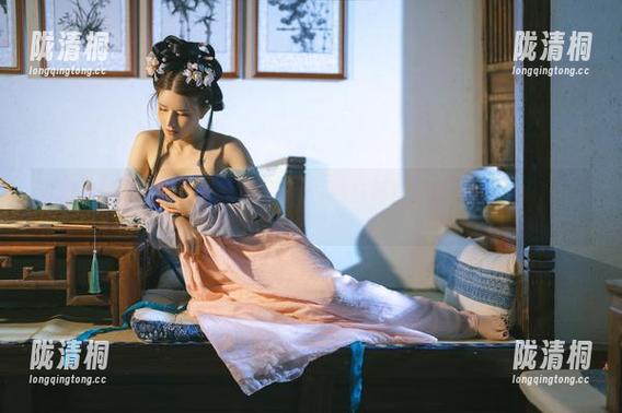 鹿八岁baby 套图看起来简单,但鹿八岁baby的白裙有种难以抗拒的吸引力。