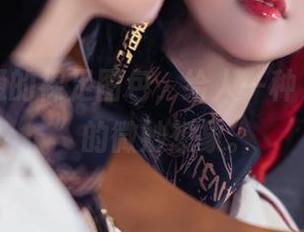 黑龙贯通的裸足图包，给人一种“赤足欲”的微妙想象。